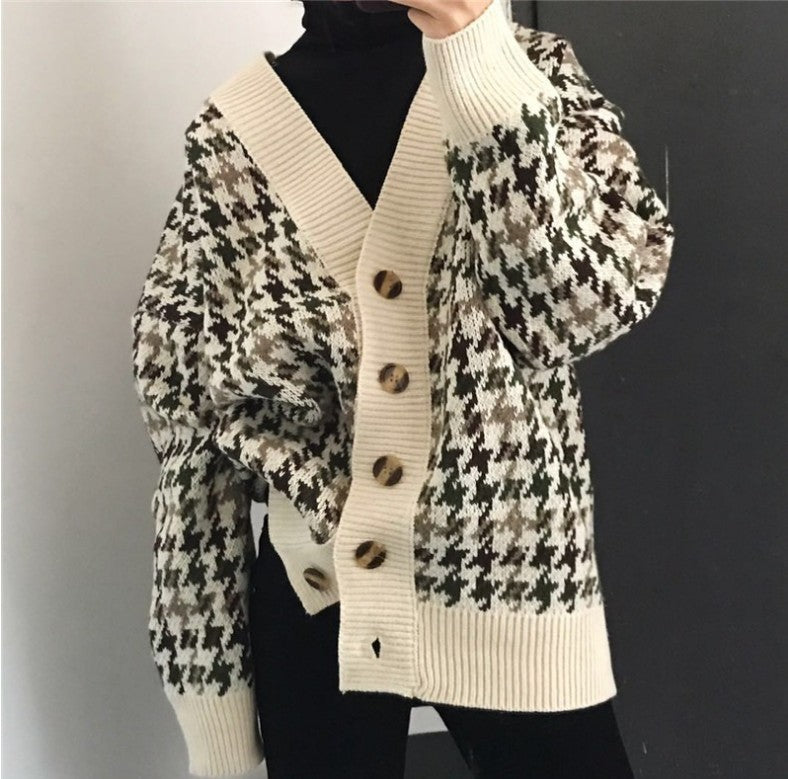 Damen Strickjacke mit modernen Zopfmuster und Holzknöpfen EB