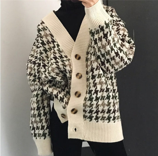 Damen Strickjacke mit modernen Zopfmuster und Holzknöpfen EB
