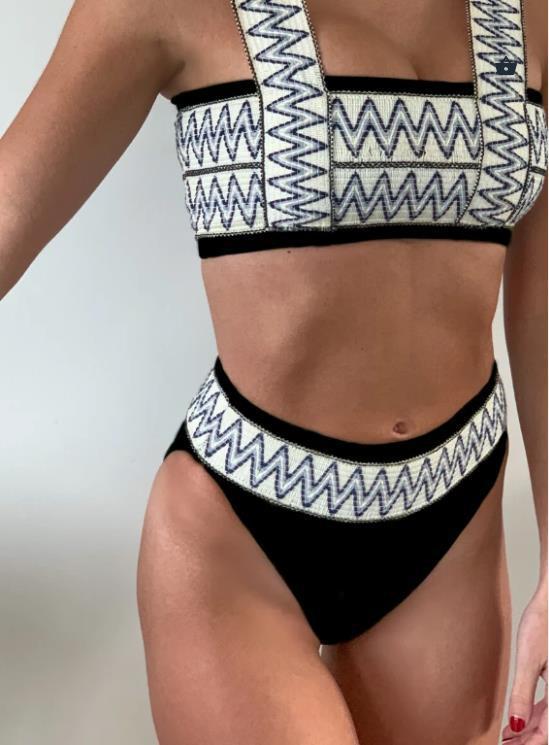 Damen Bikinoberteil mit tiefem Rückenschnitt und dekorativem Ethnomuster EB