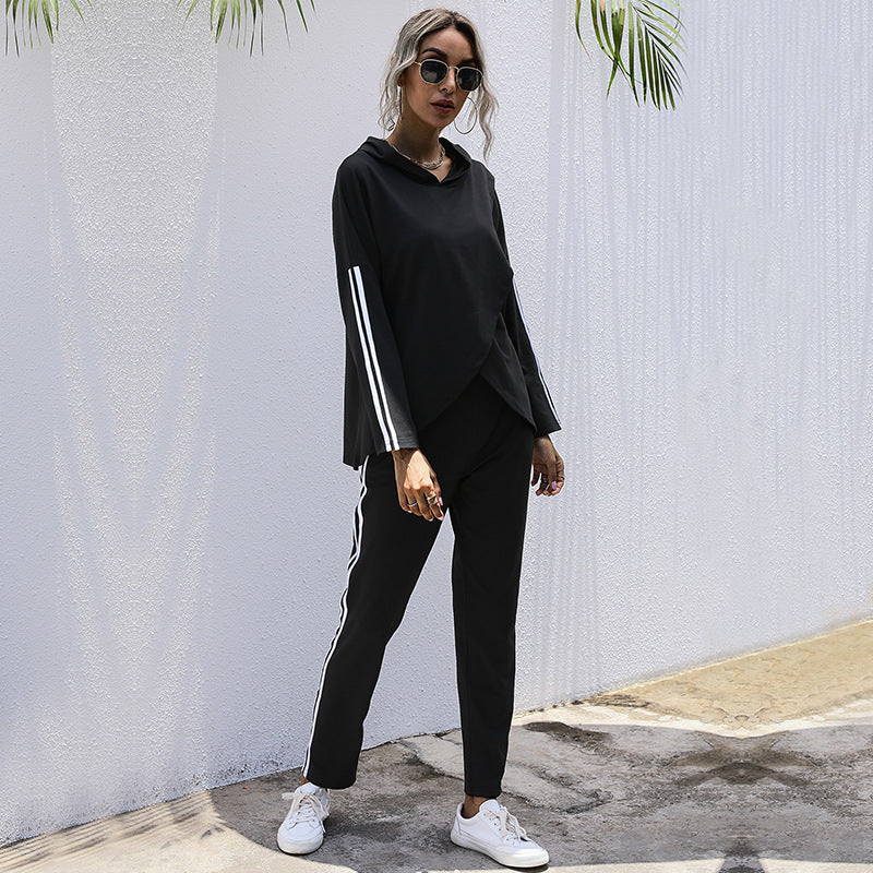 Damen Sportliches Set mit Kapuze und seitlichen Streifen EB