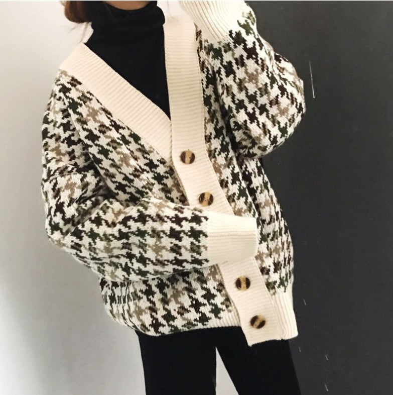 Damen Strickjacke mit modernen Zopfmuster und Holzknöpfen EB