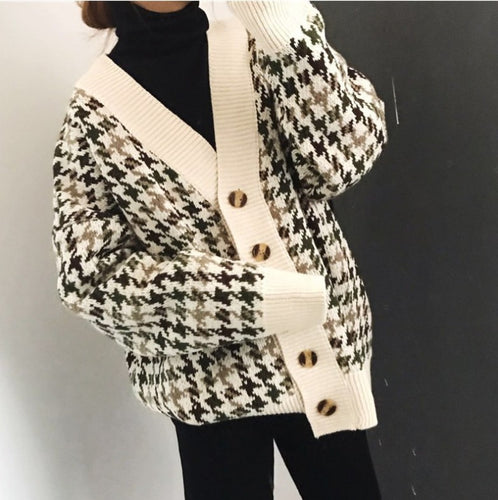 Damen Strickjacke mit modernen Zopfmuster und Holzknöpfen EB