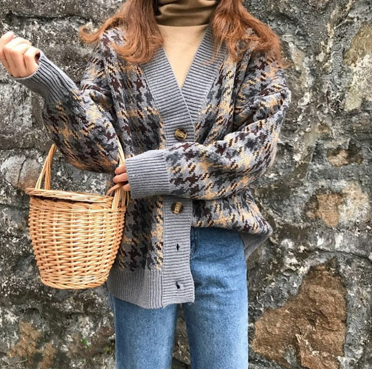 Damen Strickjacke mit modernen Zopfmuster und Holzknöpfen EB