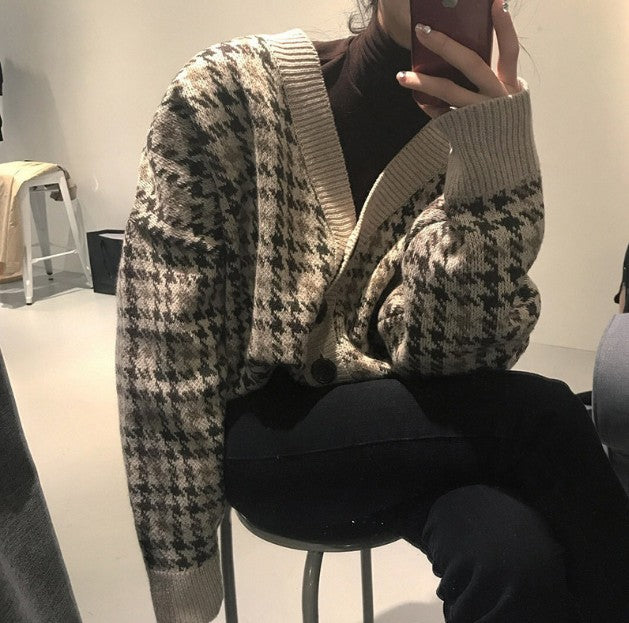 Damen Strickjacke mit modernen Zopfmuster und Holzknöpfen EB