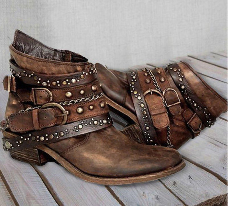Damen nan knöchelhohe Biker-Stiefelette mit mehreren Nietenriemen, dekorativen Ketten und verstellbaren Schnallen EB
