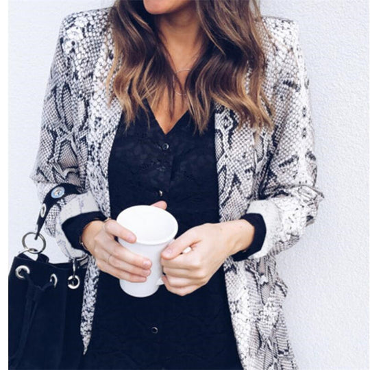 Damen Blazer mit stilvollem Schlangenmuster und elegantem Schnitt EB