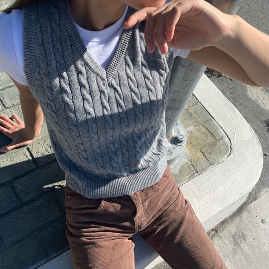 Damen Strick-Crop-Top mit V-Ausschnitt und Zopfmuster EB