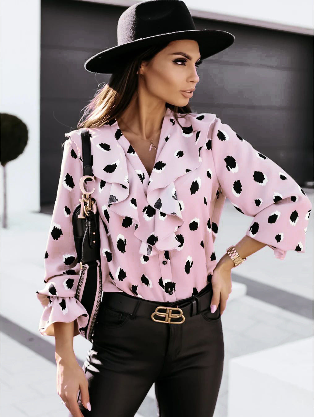 Damen Bluse mit voluminösen Rüschendetails und modernem Punktedesign EB