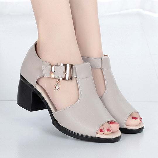 Damen nan offene Sandalette mit seitlichen Ausschnitten, verstellbarem Schnallenriemen und stabilem Blockabsatz EB