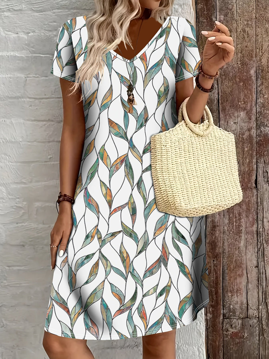 EB | Sommerkleid mit Blättermuster Enganliegendes Midi-Kleid mit V-Ausschnitt