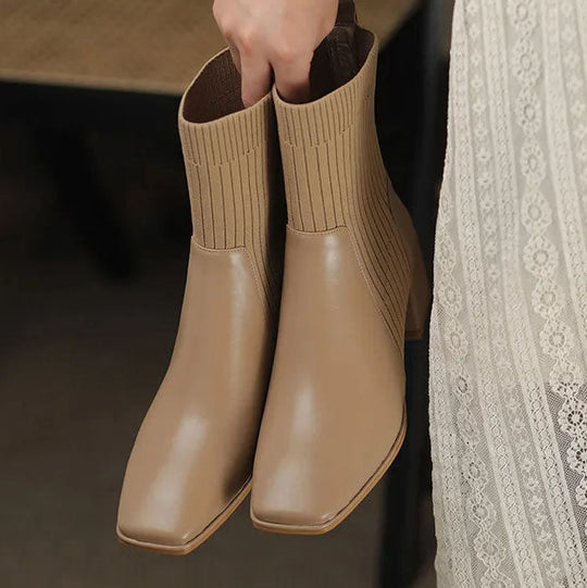 EB | Stiefel mit Quadratischer Zehenpartie und Elastischen Stricksocken