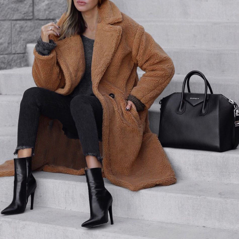 Damen nan langer Teddy-Mantel mit großem Reverskragen, doppelseitiger Knopfleiste und praktischen Eingrifftaschen EB