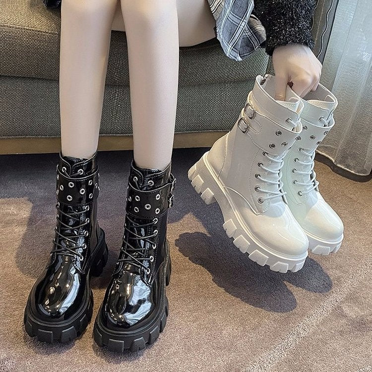 Damen nan glänzende Lack-Combat-Boots mit klobiger Traktorsohle, Doppelriemen und metallischen Ösen EB