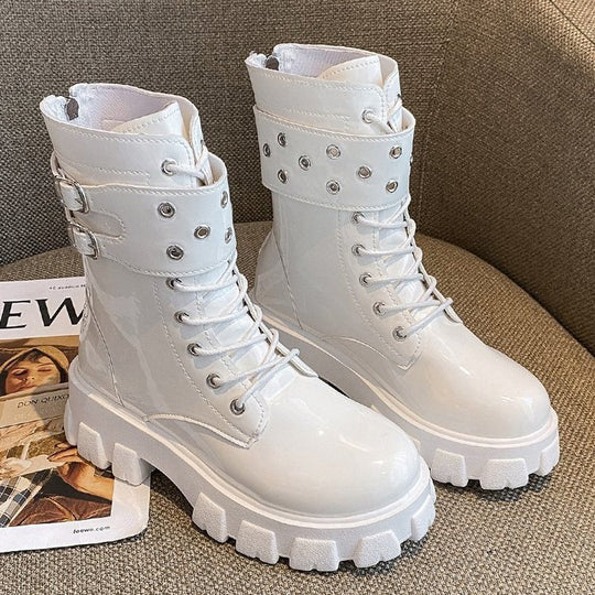 Damen nan glänzende Lack-Combat-Boots mit klobiger Traktorsohle, Doppelriemen und metallischen Ösen EB