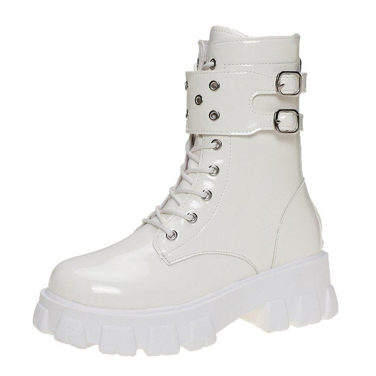 Damen nan glänzende Lack-Combat-Boots mit klobiger Traktorsohle, Doppelriemen und metallischen Ösen EB