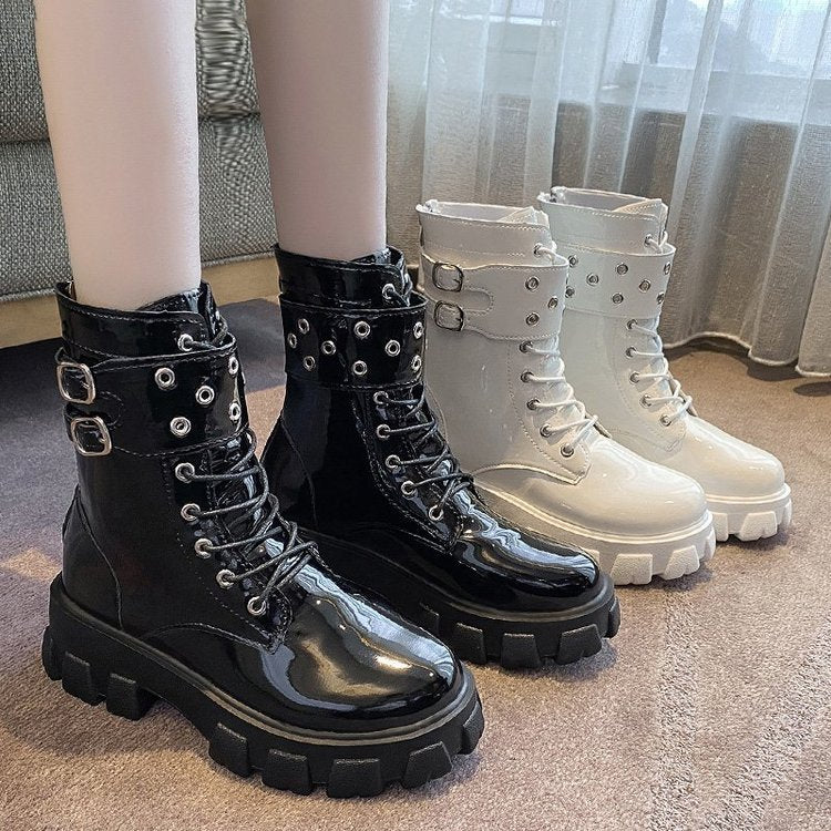 Damen nan glänzende Lack-Combat-Boots mit klobiger Traktorsohle, Doppelriemen und metallischen Ösen EB