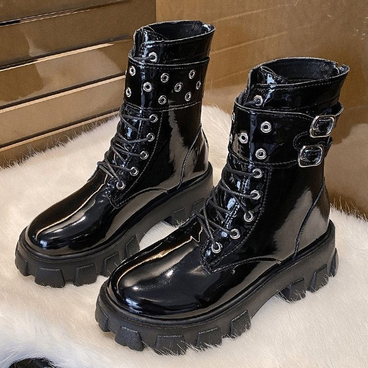 Damen nan glänzende Lack-Combat-Boots mit klobiger Traktorsohle, Doppelriemen und metallischen Ösen EB