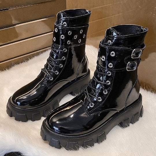Damen nan glänzende Lack-Combat-Boots mit klobiger Traktorsohle, Doppelriemen und metallischen Ösen EB
