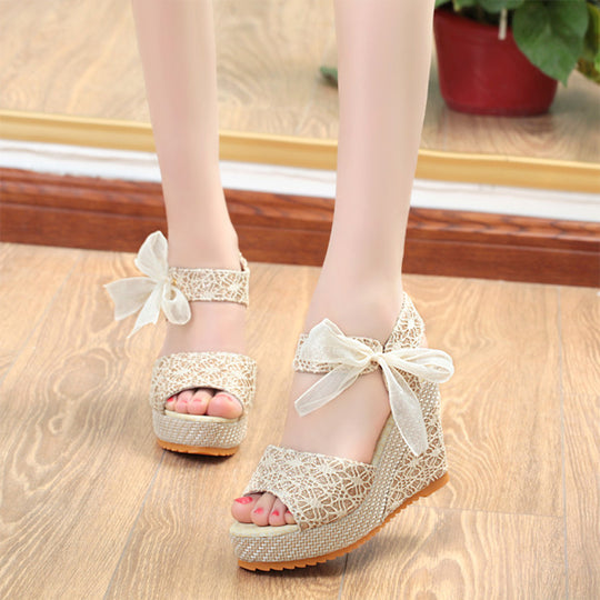 Damen Wedge-Sandalen mit verzierter Spitze und zierlichem Riemen EB