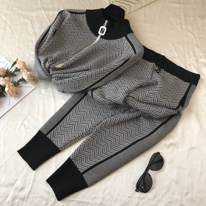 Damen sportliches und modernes Freizeitset mit kontrastierenden Mustern EB