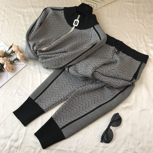 Damen sportliches und modernes Freizeitset mit kontrastierenden Mustern EB