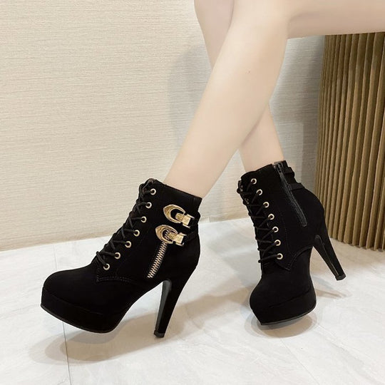 Damen Fashionable High-Heel Stiefeletten mit Dekorativen Schnallen und Reißverschluss EB