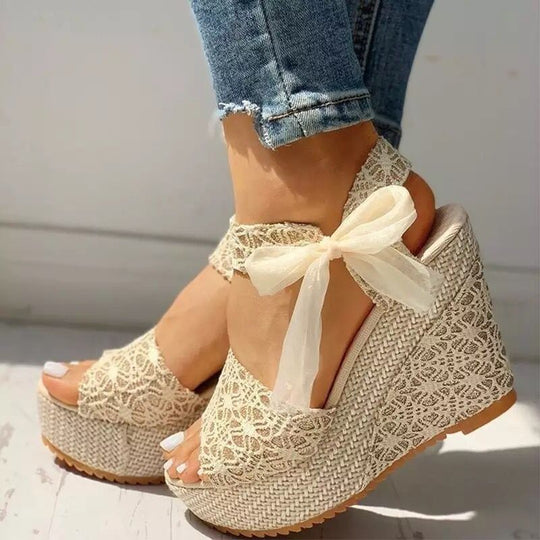 Damen Wedge-Sandaletten mit ornamentalen Riemen und flauschigem Fußbett EB