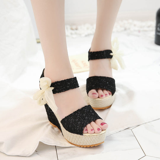 Damen Wedge-Sandalen mit eleganter Spitzenverzierung und komfortablem Fußbett EB