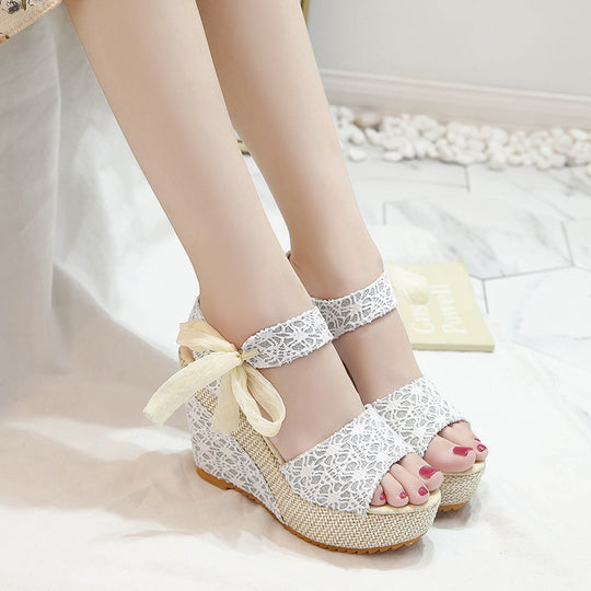 Damen Wedge-Sandaletten mit ornamentalen Riemen und flauschigem Fußbett EB
