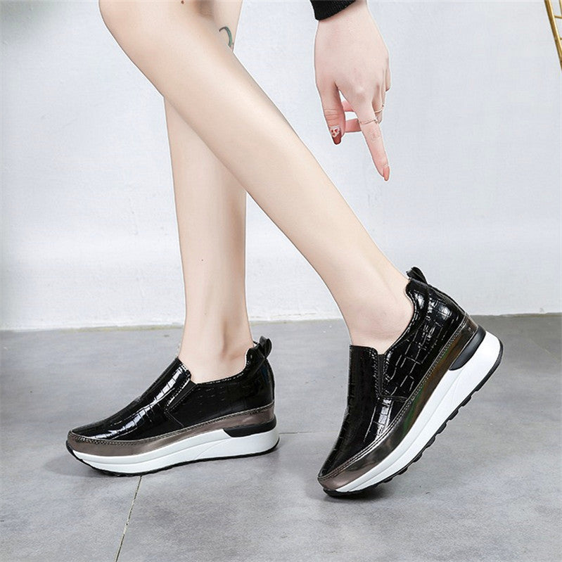 Damen Slip-On Sneakers mit modernem Lackleder und trendigem Metallic-Detail EB