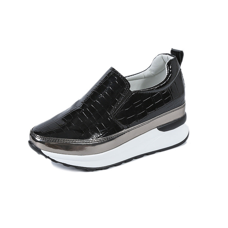 Damen Slip-On Sneakers mit modernem Lackleder und trendigem Metallic-Detail EB