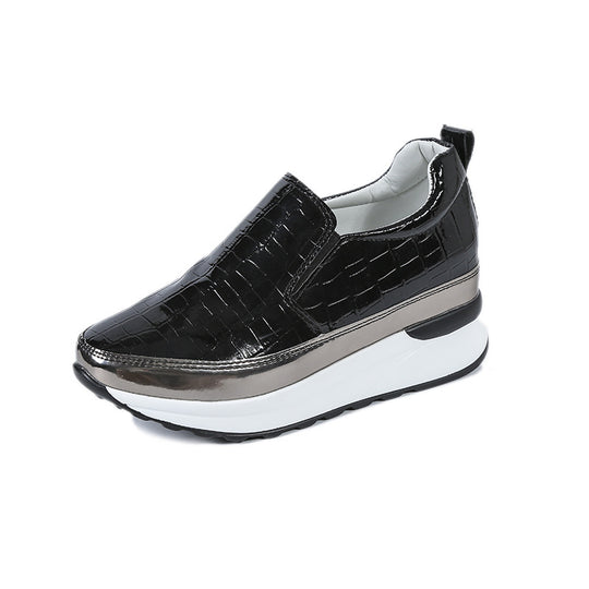 Damen Slip-On Sneakers mit modernem Lackleder und trendigem Metallic-Detail EB