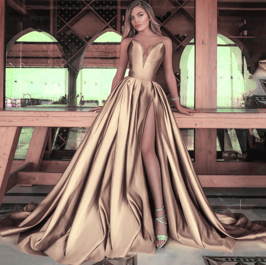 Damen Glamouröses Abendkleid mit tiefem V-Ausschnitt und eleganter Schleppe EB