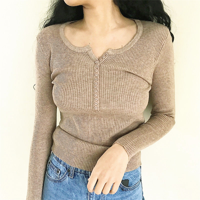 Damen enganliegendes Langarmshirt mit feinem Rippstrick und dekorativen Knopfdetails EB