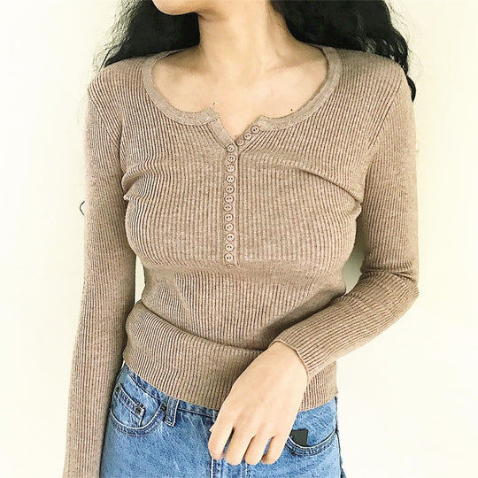 Damen enganliegendes Langarmshirt mit feinem Rippstrick und dekorativen Knopfdetails EB