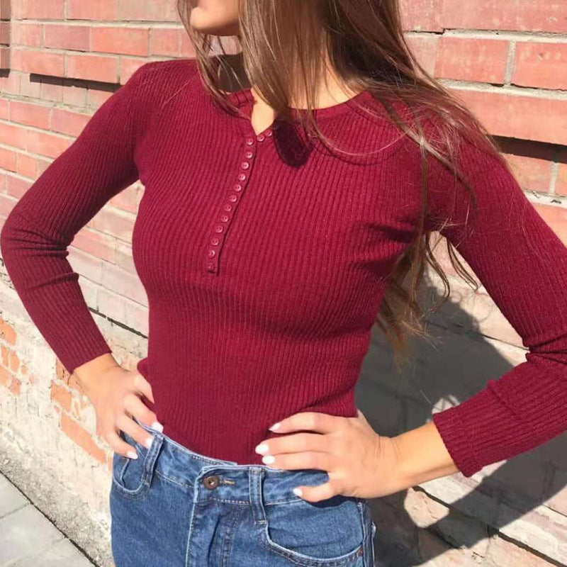 Damen enganliegendes Langarmshirt mit feinem Rippstrick und dekorativen Knopfdetails EB
