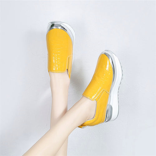 Damen Slip-On Sneakers mit modernem Lackleder und trendigem Metallic-Detail EB