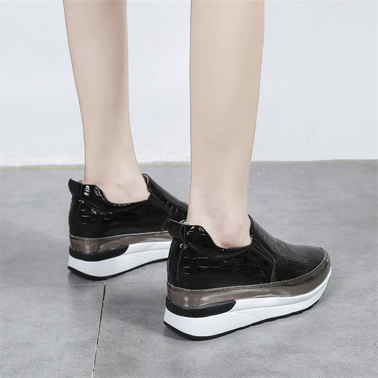 Damen Slip-On Sneakers mit modernem Lackleder und trendigem Metallic-Detail EB