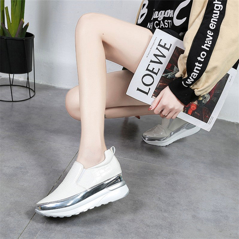 Damen Slip-On Sneakers mit modernem Lackleder und trendigem Metallic-Detail EB