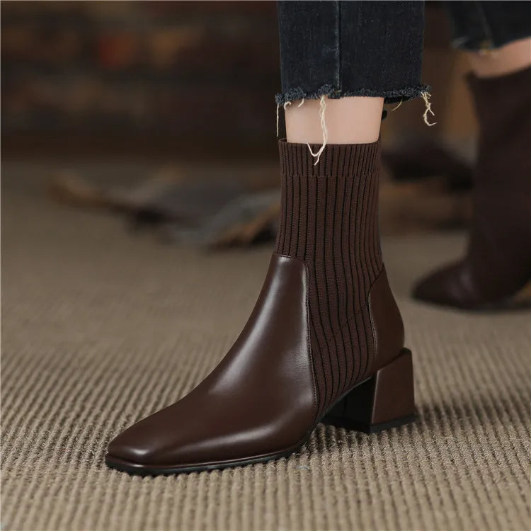 EB | Stiefel mit Quadratischer Zehenpartie und Elastischen Stricksocken