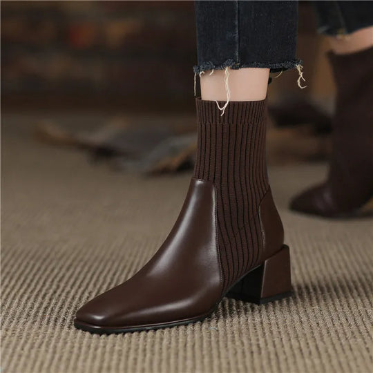 EB | Stiefel mit Quadratischer Zehenpartie und Elastischen Stricksocken