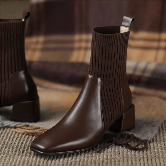 EB | Stiefel mit Quadratischer Zehenpartie und Elastischen Stricksocken