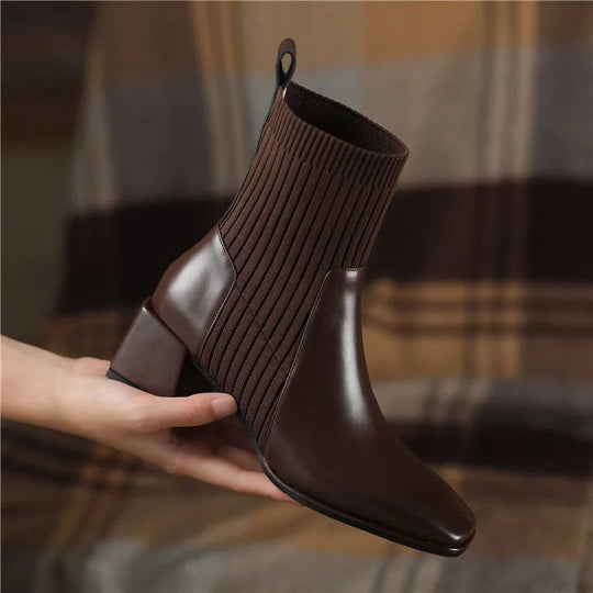 EB | Stiefel mit Quadratischer Zehenpartie und Elastischen Stricksocken