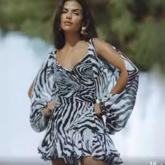 EB | Langärmeliges Neckholder-Kleid aus Mesh