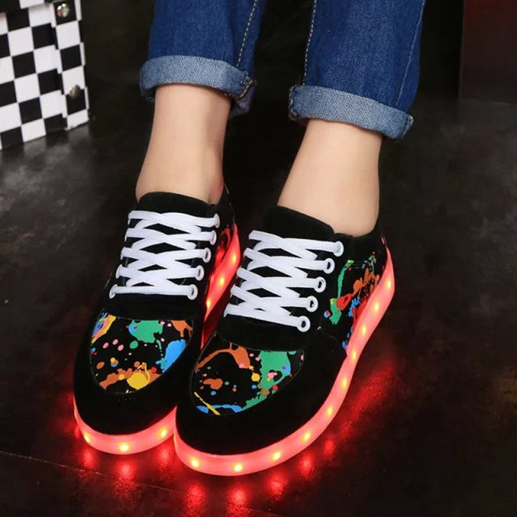 Damen nan LED-Leuchtsneaker mit Farbklecks-Design und stoßdämpfender Lichtsohle EB