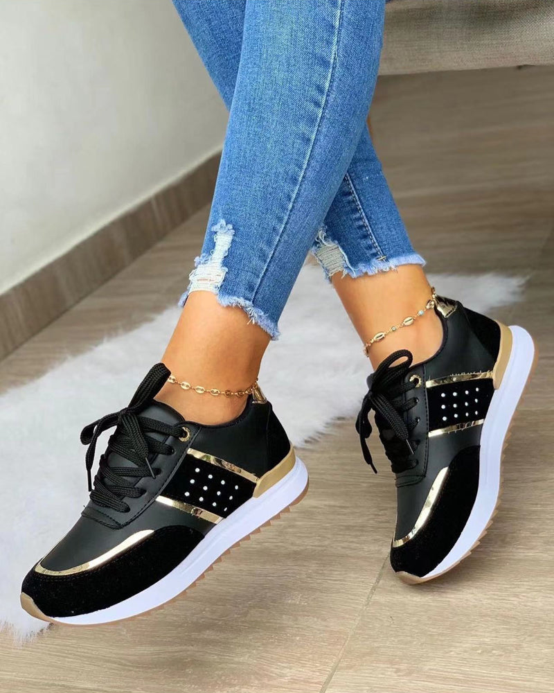 EB - Sneakers mit dicker Sohle und Metall-Emblem