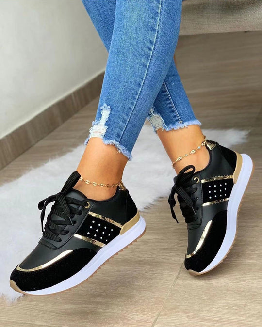 EB - Sneakers mit dicker Sohle und Metall-Emblem