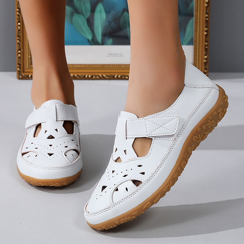 Bequeme Sommerschuhe mit Klettverschluss und Lochmuster EB