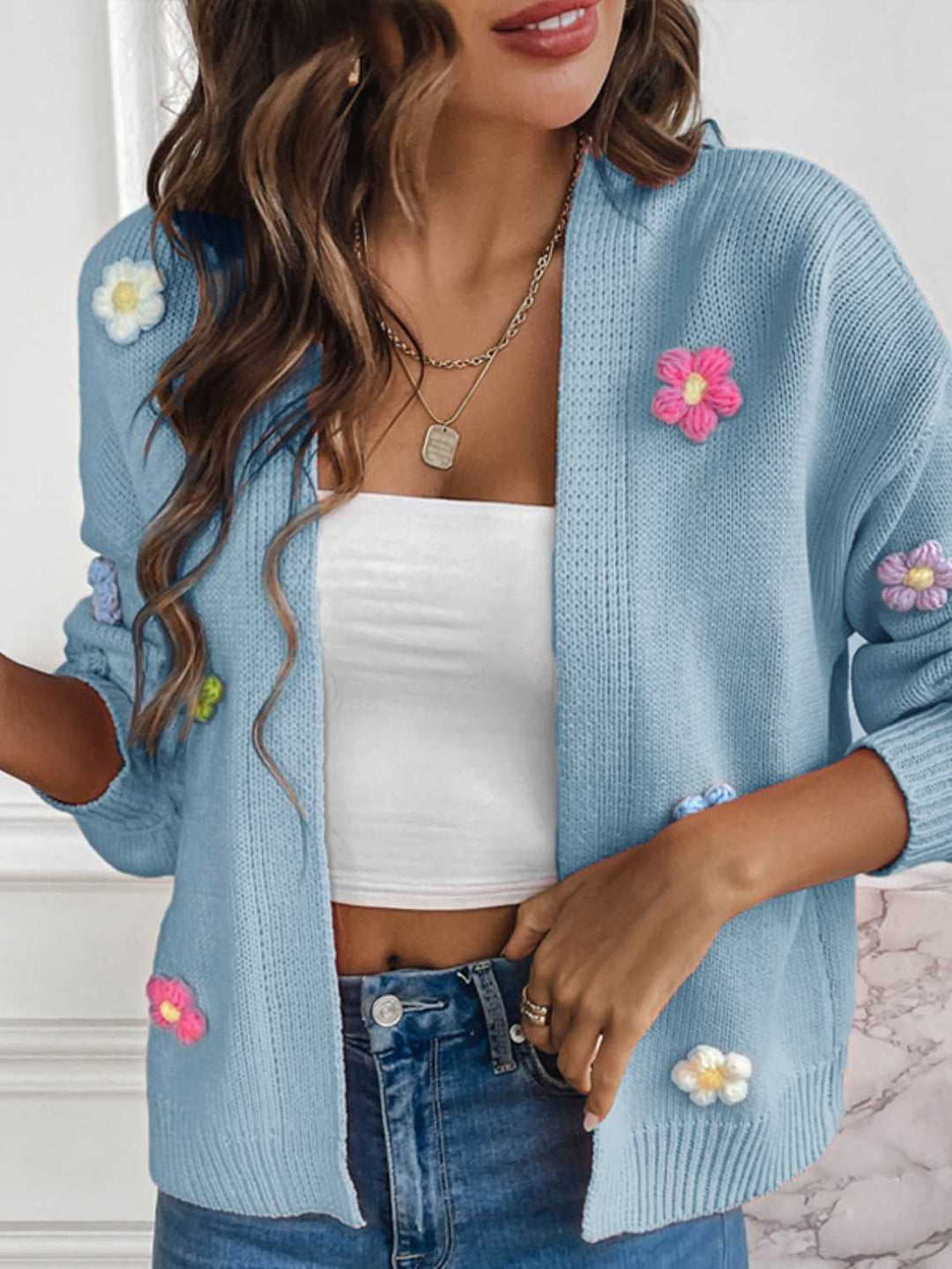 EB | Strickcardigan mit Blütendetails Offene Vorderseite Feminin und Stylisch