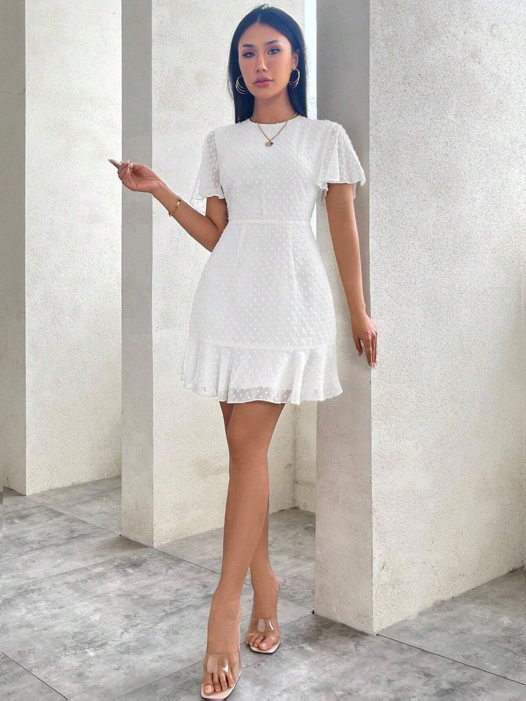 EB | Dreidimensionales Kleid mit Rüschenrand und Punkten